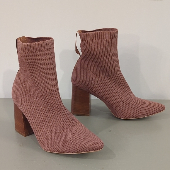 Steve Madden Neta Ribbed Boots with Chunky Block Heel and‎ Pointed Toe - Picture 1 of 12